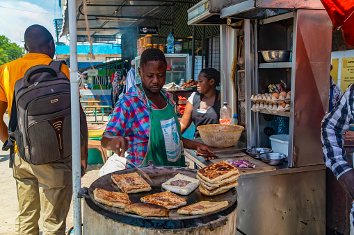 DIani Mombasa Kenya 18 oktober 2019. the oldest food market in Mombasa where you can buy live poultry.man cooking traditional street food