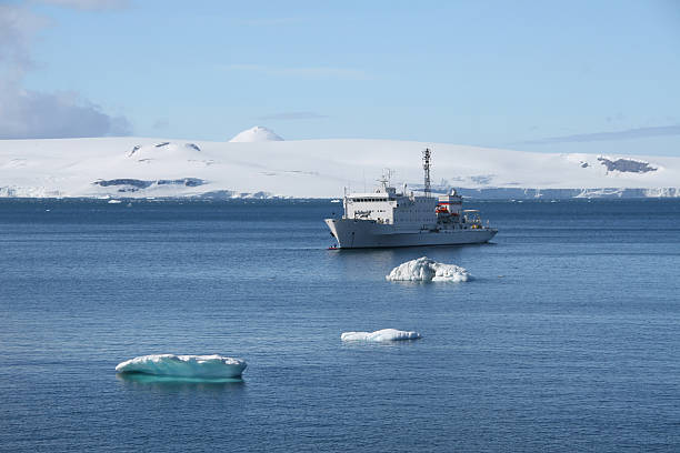 Navio na Antártica - foto de acervo