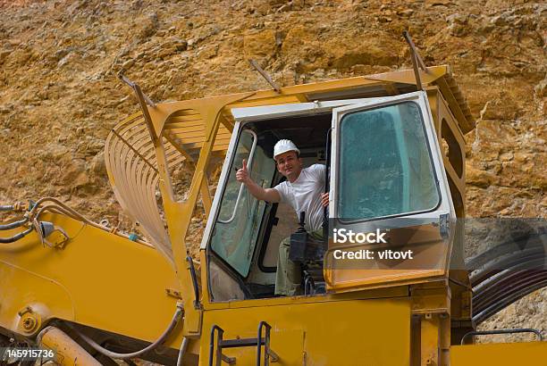 Foto de Excavator Amarela e mais fotos de stock de Adulto - Adulto, Amarelo, Artigo de vestuário para cabeça