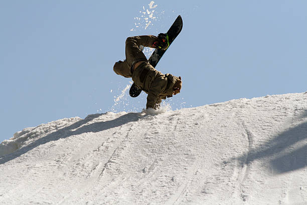 qué pasar. - ski jumping snowboarding snowboard jumping fotografías e imágenes de stock