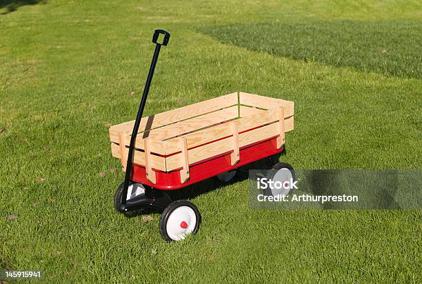 Foto de Carrinho De Puxar e mais fotos de stock de Carrinho - Meio de Transporte - Carrinho - Meio de Transporte, Carrinho de Puxar - Veículo de Brinquedo, Carroça