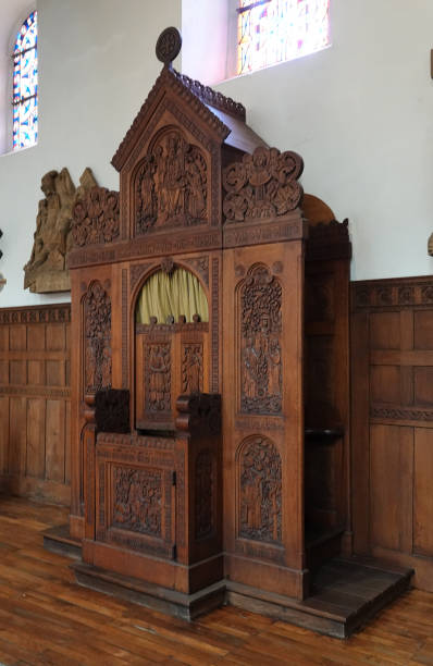 confessionnal dans une vieille église allemande - confession booth church forgiveness wood photos et images de collection