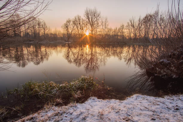 морозное утро на зимней реке - winter river стоковые фото и изображения