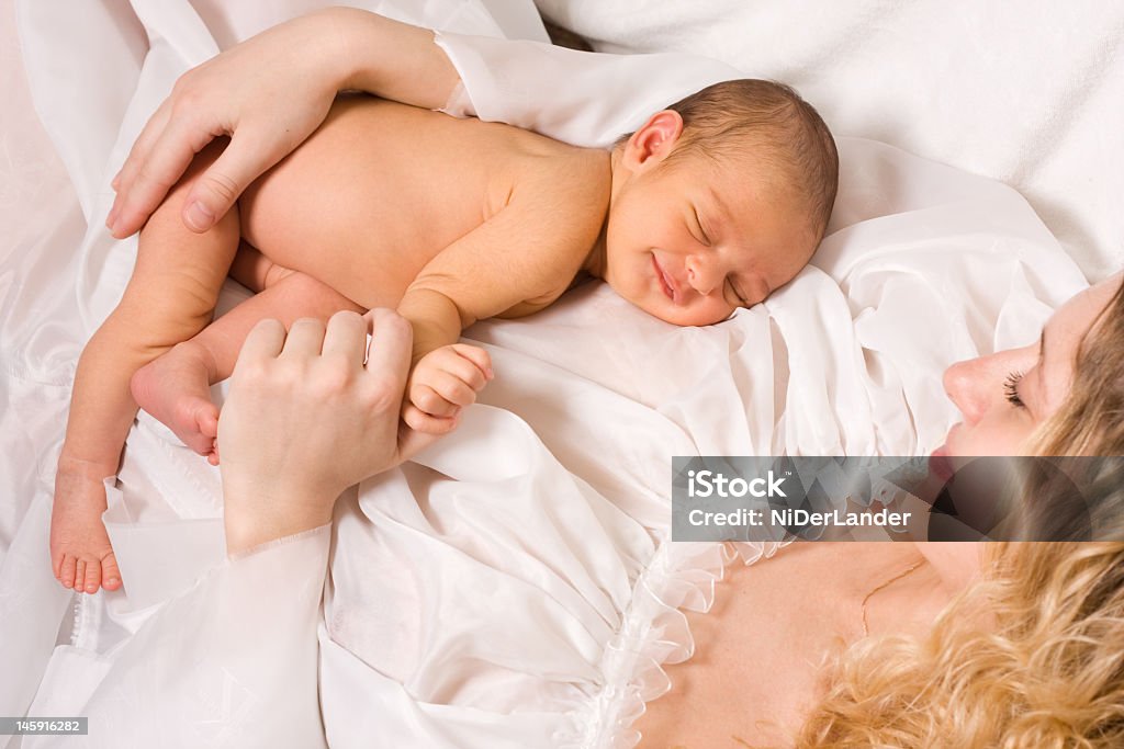 Bebé recién nacido durmiendo - Foto de stock de Amor - Sentimiento libre de derechos