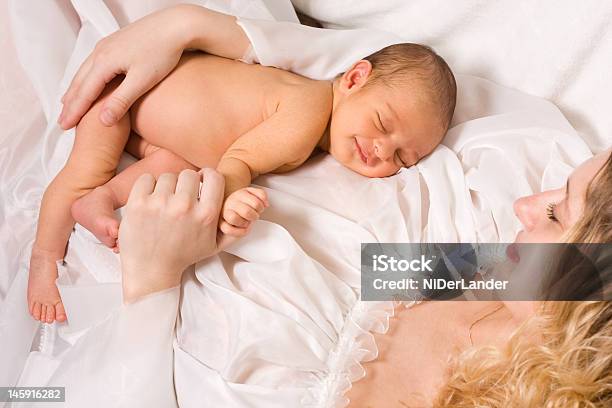 Neonato Dormirea Figlioa - Fotografie stock e altre immagini di Amore - Amore, Bambino appena nato, Bebé