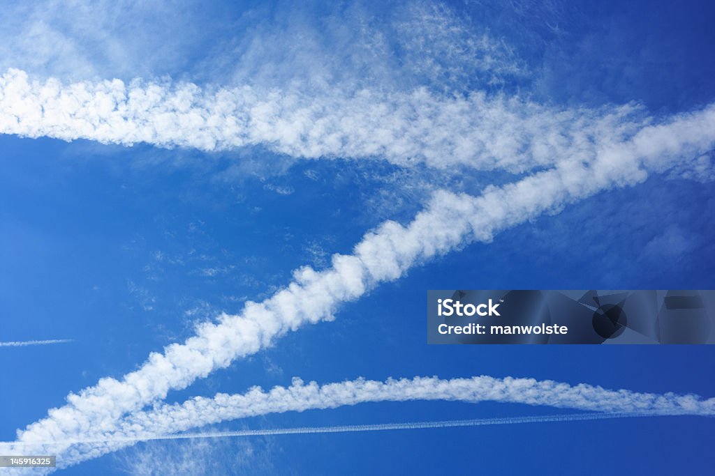 Trainée d'avion formes de la lettre z dans le ciel - Photo de Écrire dans le ciel libre de droits