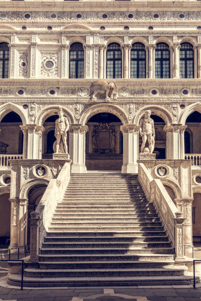 escaleras antiguas en el palazzo ducale o palacio ducal en venecia, italia. - doges palace palazzo ducale staircase steps fotografías e imágenes de stock