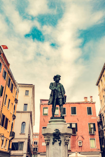 venedig, italien die statue von carlo goldoni auf dem campo san bortolomio - carlo goldoni stock-fotos und bilder