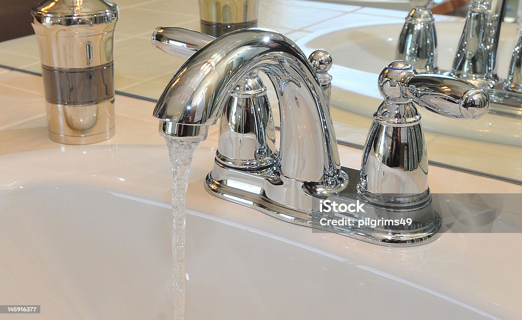 Grifo Lavamanos del baño - Foto de stock de Agua libre de derechos