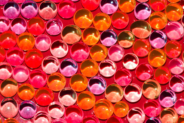 fondo abstracto con color transparente en luz roja, diseño de amor - glass bead fotografías e imágenes de stock