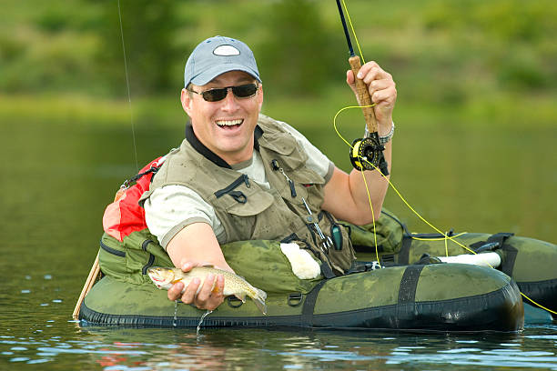 男性用 flyfishing greenback カットスロートトラウトコロラドます。 - fishing reel ストックフォトと画像