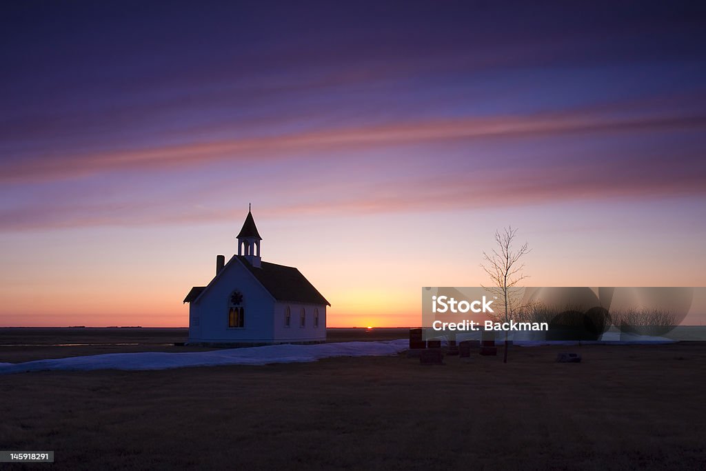Chiesa alba in primavera - Foto stock royalty-free di Chiesa