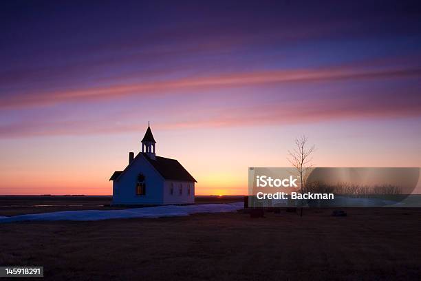 Chiesa Alba In Primavera - Fotografie stock e altre immagini di Chiesa - Chiesa, Manitoba, Aurora