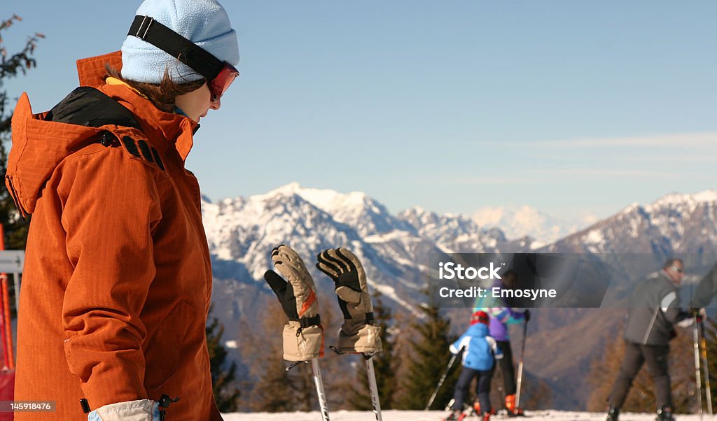 Jeune femme reposant sur les pistes de ski - Photo de Activité libre de droits