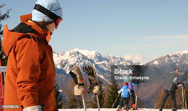 Photo libre de droit de Jeune Femme Reposant Sur Les Pistes De Ski banque d'images et plus d'images libres de droit de Activité - Activité, Activité de loisirs, Activités de week-end