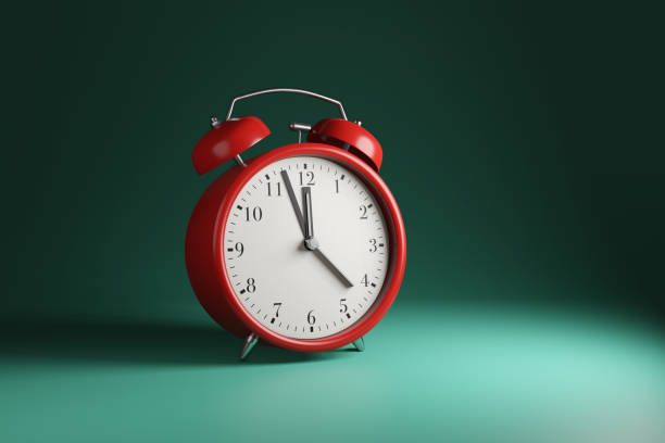 녹색 배경에 2분에서 12시 방향으로 표시되는 클래식 빨간색 알람 시계. 시간, 마감일, 카운트 다운, 일정 및 시간 엄수의 개념에 대한 그림 - 12 oclock 뉴스 사진 이미지