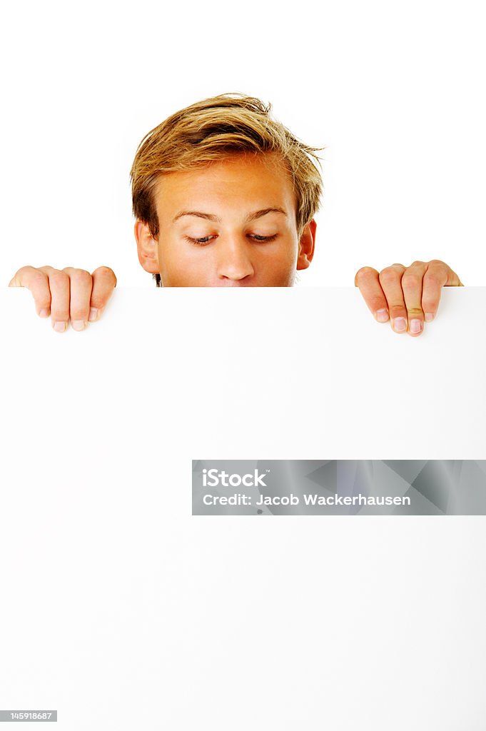 Hombre mirando hacia abajo sobre una pizarra blanca - Foto de stock de Adulto libre de derechos
