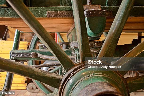 Obsoleto Con Cobweb Allenatore - Fotografie stock e altre immagini di Ambientazione interna - Ambientazione interna, Angolatura insolita, Antico - Condizione