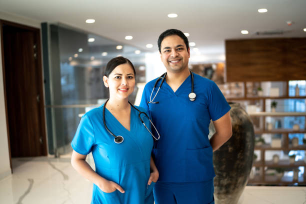 retrato de enfermeras compañeras de trabajo en el hospital - medical assistant fotografías e imágenes de stock