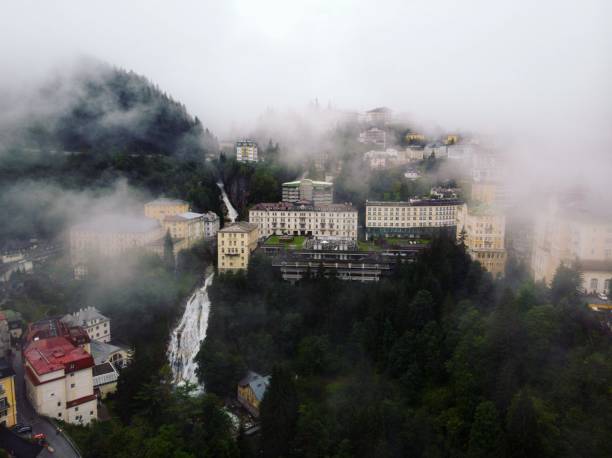 luftaufnahme des wasserfalls gasteiner ache im touristischen kurort bad gastein in st. johann im pongau salzburg österreich - saint johann stock-fotos und bilder