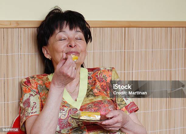 Foto de Sênior Mulher Sabores Bolo e mais fotos de stock de Comida - Comida, Provar - Usar a Boca, Terceira idade