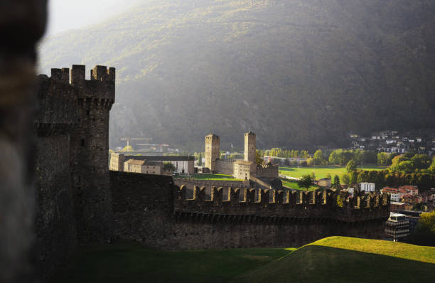 panoramiczny widok na fortyfikację castelgrande, twierdzę, średniowiecze, zamek na wzgórzu w szwajcarskim mieście bellinzona alpy, ticino - ticino canton obrazy zdjęcia i obrazy z banku zdjęć