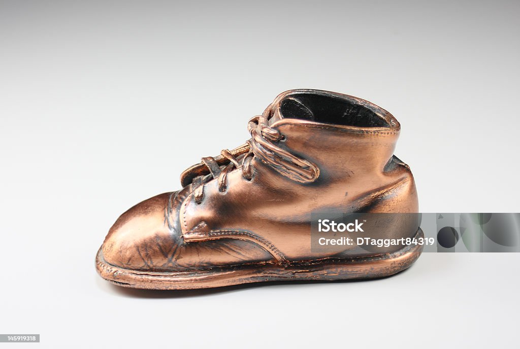 bronzed chaussure pour bébés - Photo de 12-17 mois libre de droits