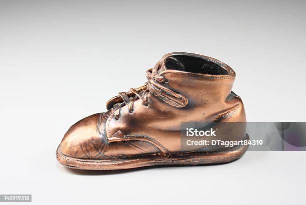 Photo libre de droit de Bronzed Chaussure Pour Bébés banque d'images et plus d'images libres de droit de 12-17 mois - 12-17 mois, Bronze - Alliage, Bronze - Couleur