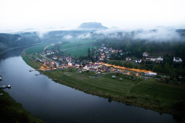 la encantadora ciudad de rathen en sajonia, alemania, vista desde basteigebiet al atardecer - elbe valley fotografías e imágenes de stock