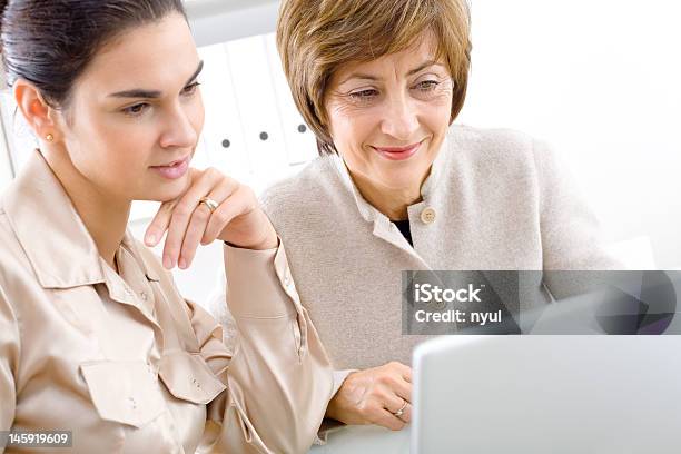 Geschäftsfrauen Mit Laptop Stockfoto und mehr Bilder von Geschäftsleute - Geschäftsleute, Seite an Seite, Arbeiten