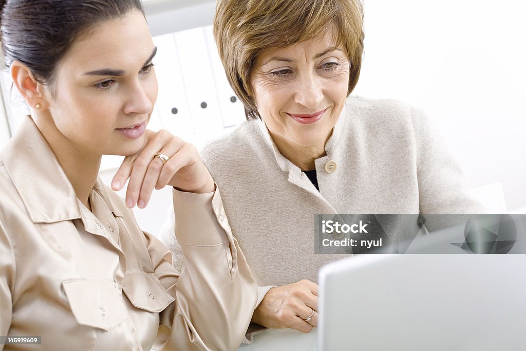 Mujeres de negocio con capacidad para computadora portátil - Foto de stock de De lado a lado libre de derechos