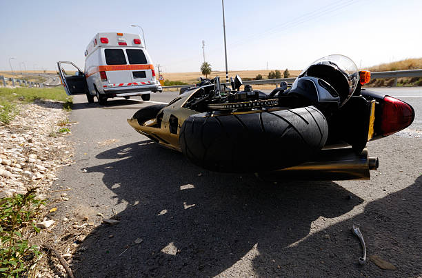 motocicletta incidente - helmet motorcycle motorized sport crash helmet foto e immagini stock