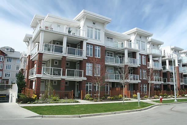 edificio de apartamentos - housing development apartment house outdoors fotografías e imágenes de stock