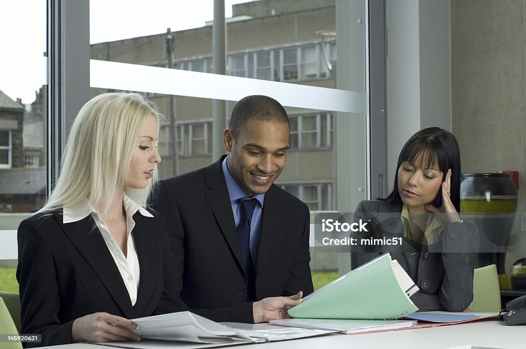 Persone d'affari al lavoro in ufficio - Foto stock royalty-free di Abbigliamento da lavoro