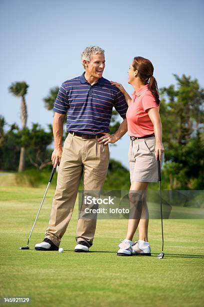 Photo libre de droit de Couple Parlant Sur Le Parcours De Golf banque d'images et plus d'images libres de droit de Golf - Golf, 35-39 ans, 40-44 ans