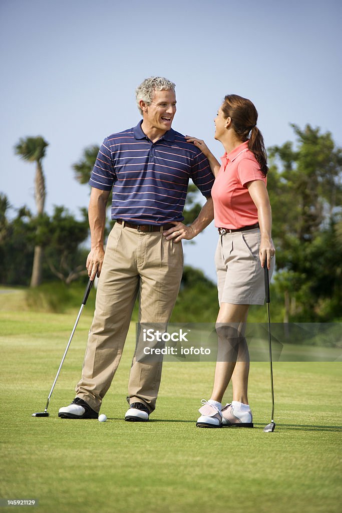 Coppia parlando sul campo da golf - Foto stock royalty-free di Golf