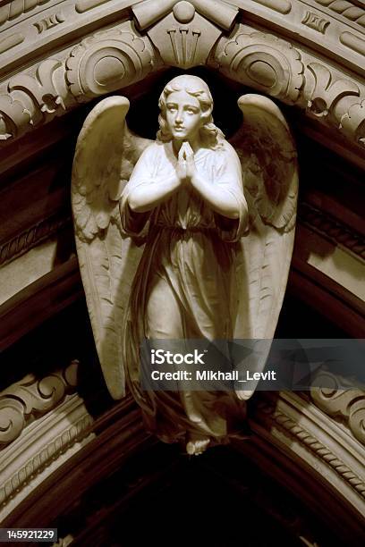 Estátua De Anjo Na Catedral De Saint Patrick Nova Iorque - Fotografias de stock e mais imagens de Anjo