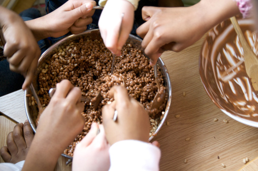 Niños haciendo Chocolate pastel de arroz photo