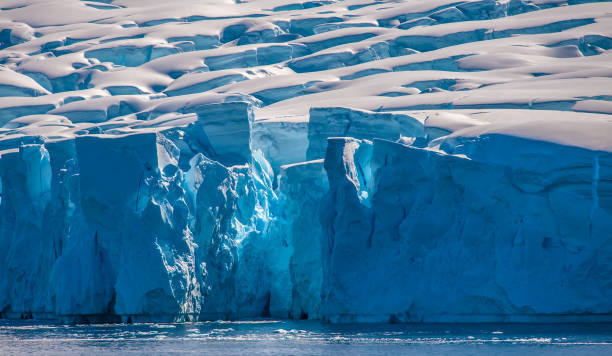 氷河の氷の青い柱 - ice shelf ストックフォトと画像