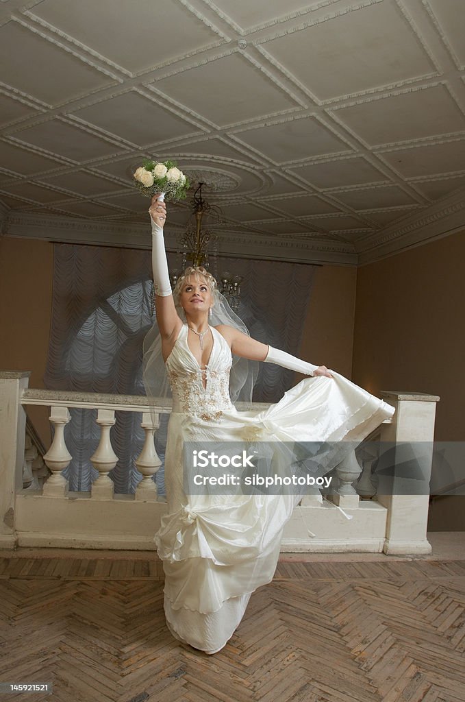 Dança noiva com um buquê de flores - Foto de stock de Adulto royalty-free