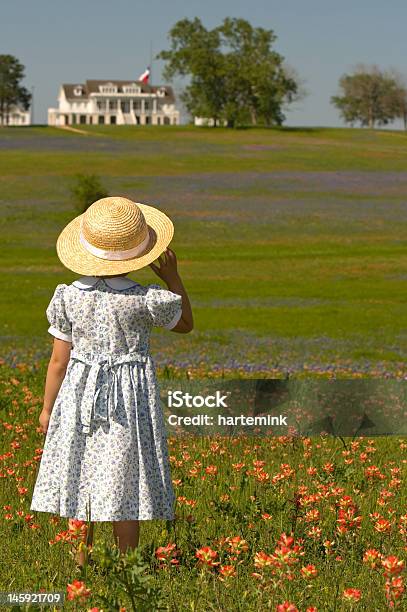 Kleines Mädchen Im Bereich Der Wilden Blumen Stockfoto und mehr Bilder von Hut - Hut, Mädchen, Aktiver Lebensstil