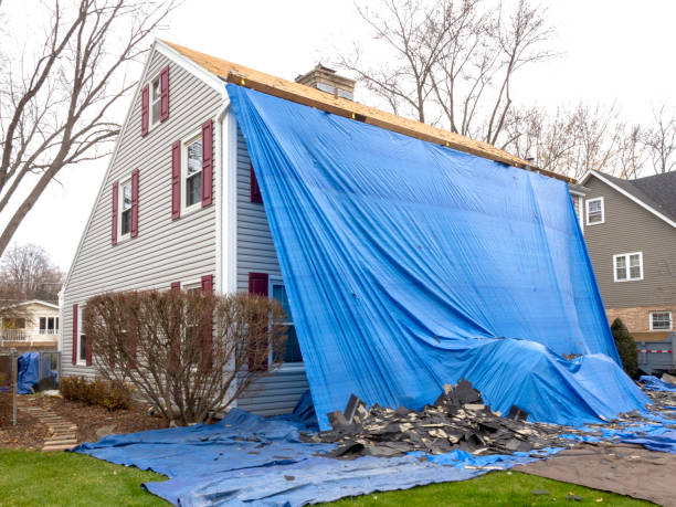 nouveau toit sur la maison coloniale saltbox - siding house plastic construction photos et images de collection