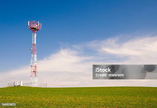 Torre Delle Telecomunicazioni - Fotografie stock e altre immagini di A mezz'aria - A mezz'aria, Antenna - Attrezzatura per le telecomunicazioni, Antenna parabolica