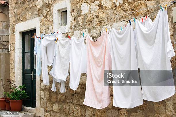 Foto de Fresh Roupas Para Lavar E Pendurado Em Um Varal De Roupa e mais fotos de stock de Afazeres Domésticos