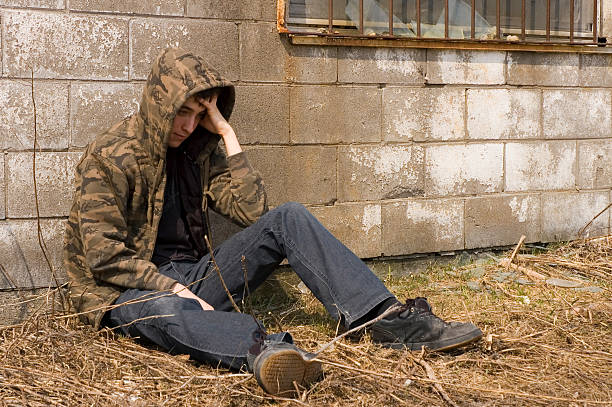 perdu - brick wall homelessness wall begging fotografías e imágenes de stock