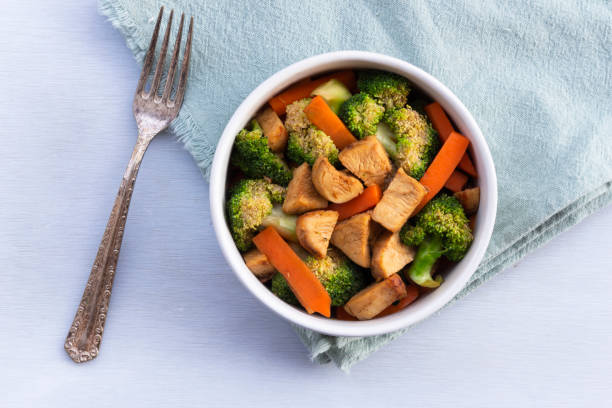food healthy stir fried chicken add broccoli carrot in bowl on wood table. - teriyaki broccoli carrot chicken imagens e fotografias de stock