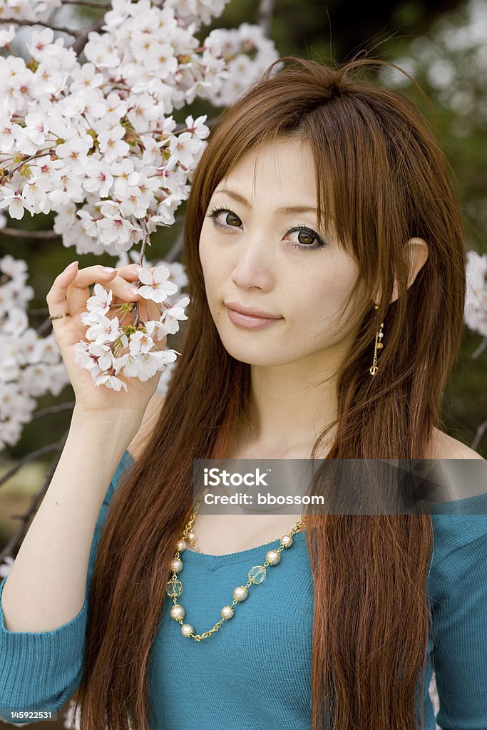 Mujer con flores de cerezo japonés - Foto de stock de Adulto libre de derechos