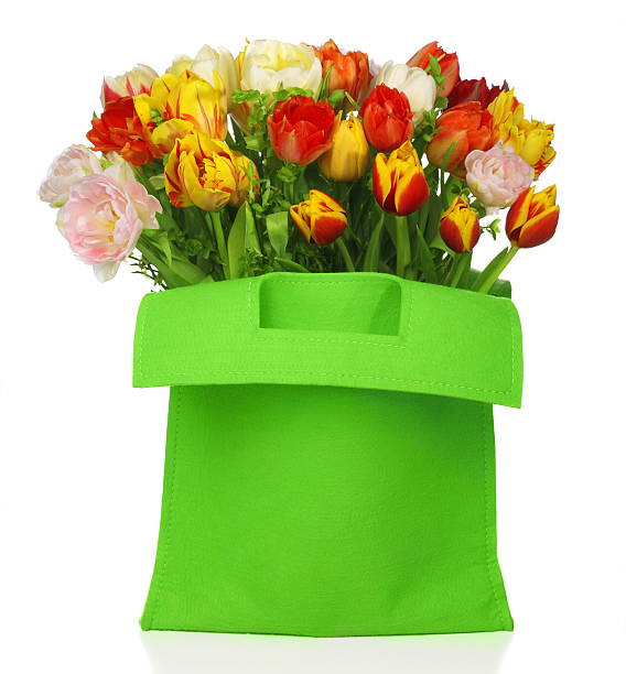 green Tasche mit Tulpen – Foto