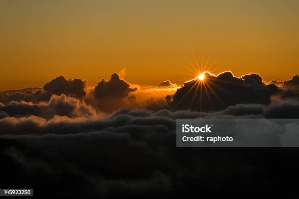 Photo libre de droit de Lever Du Soleil Audessus Des Nuages banque d'images et plus d'images libres de droit de Arbre sans feuillage - Arbre sans feuillage, Aube, Brillant