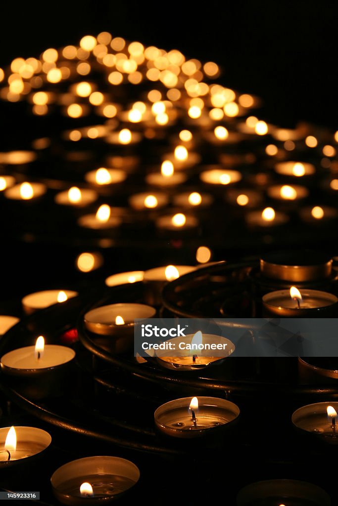 Nächstenliebe. Beten Kerzen in ein Tempel. - Lizenzfrei Mahnwachen Stock-Foto